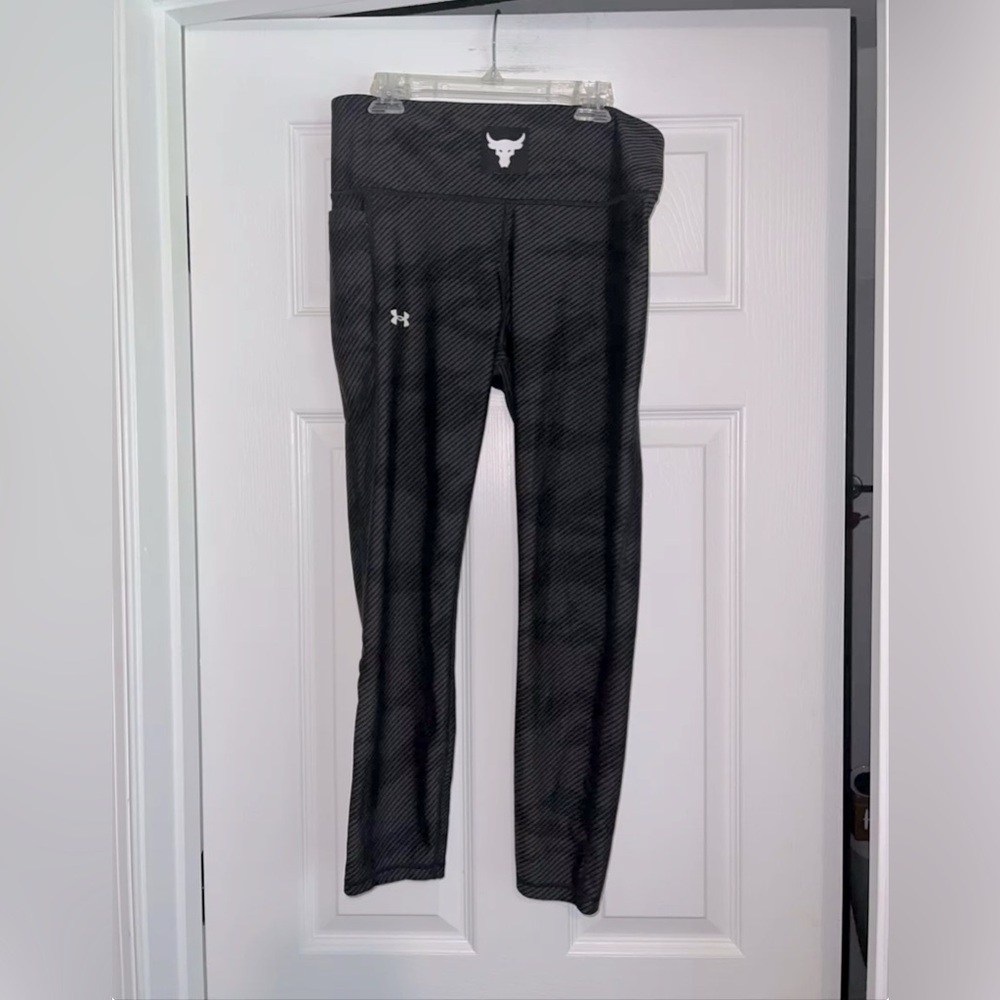 Woman’s Under Armour Rock Leggings Large Gray Black Color Compression